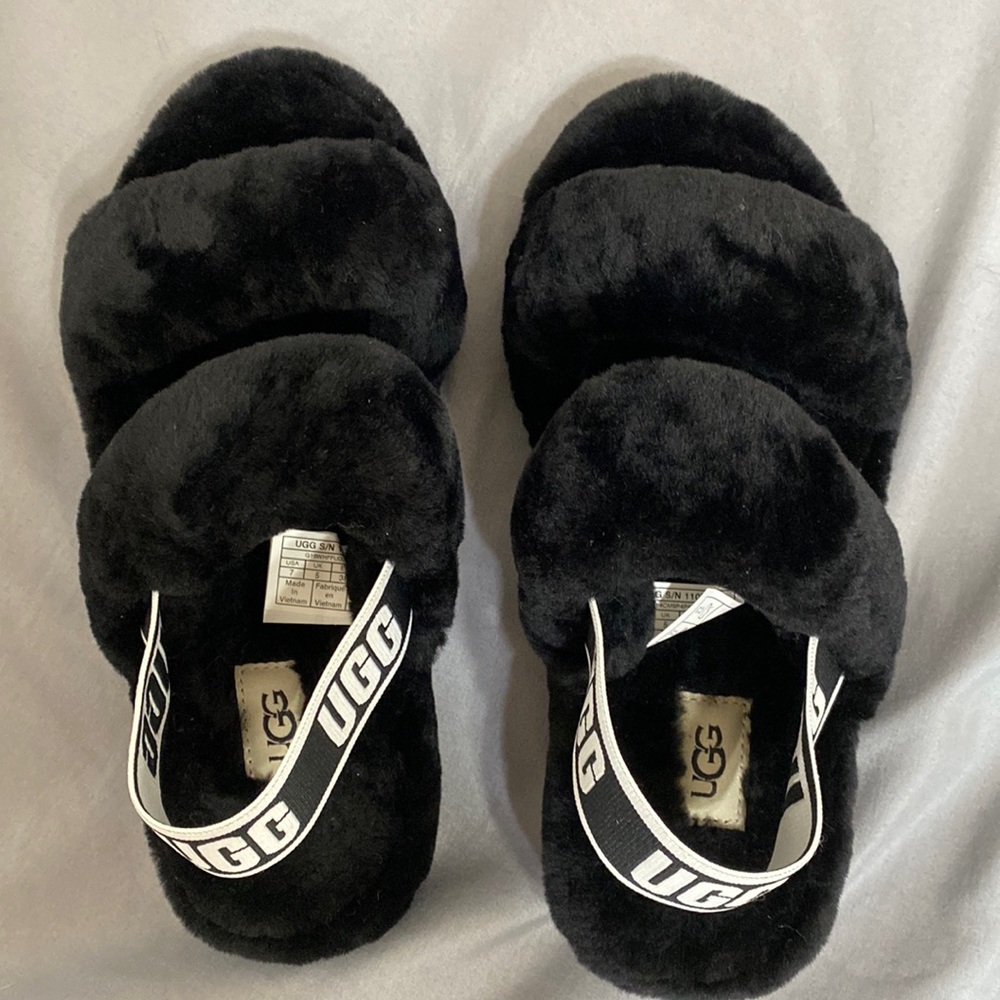 UGG SLIPPERS. SIZE 7.